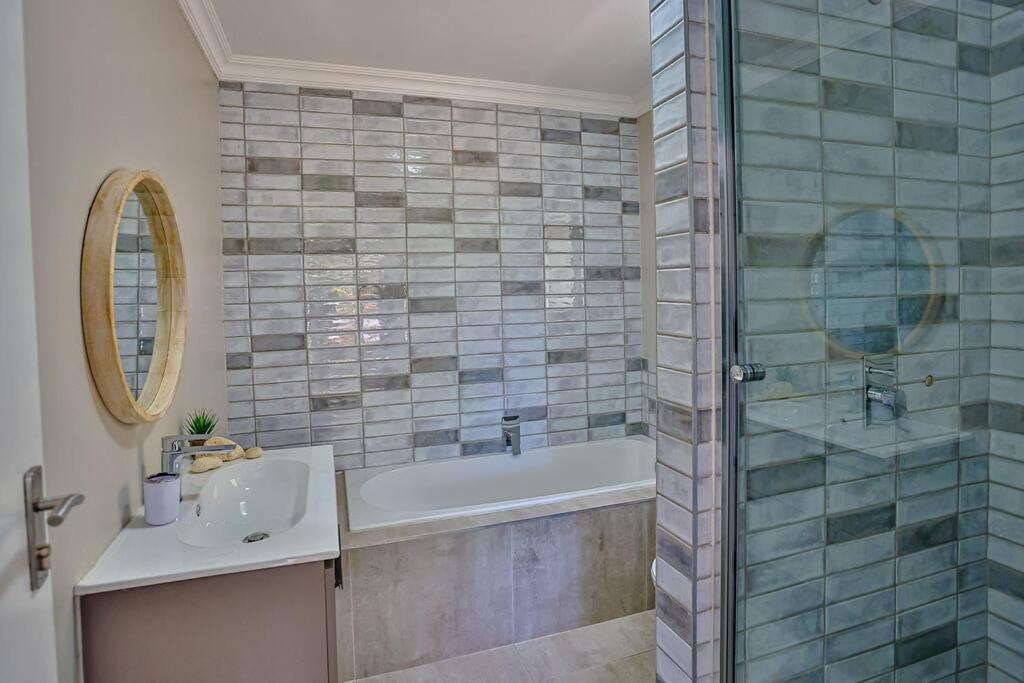 Large Sea View, Walk To Eateries, Loadshed Free Apartment Ballito Luaran gambar
