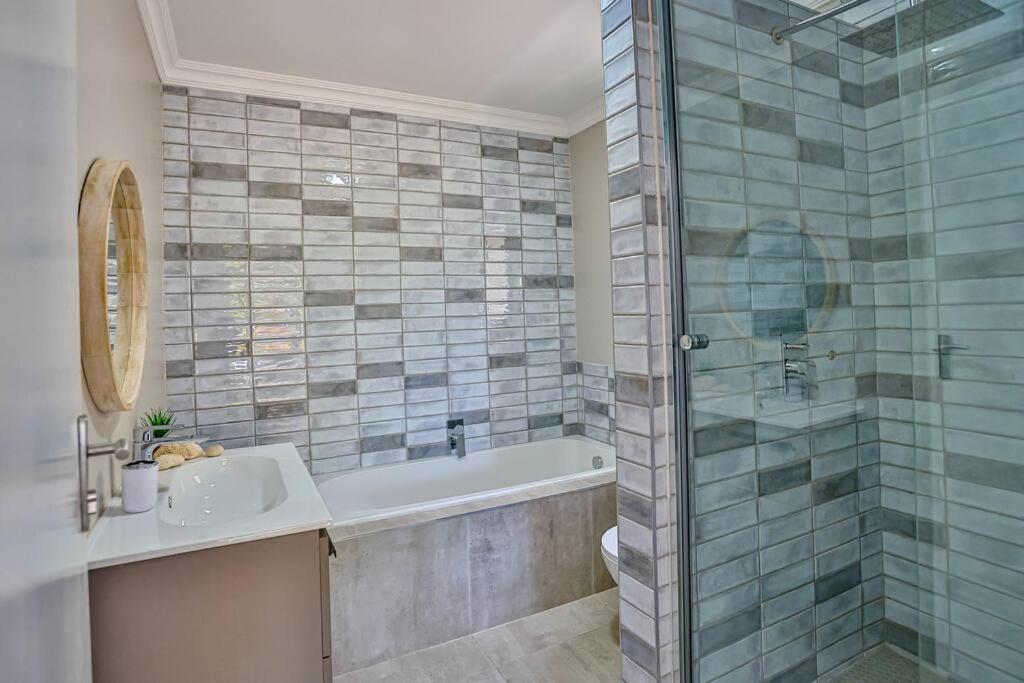 Large Sea View, Walk To Eateries, Loadshed Free Apartment Ballito Luaran gambar